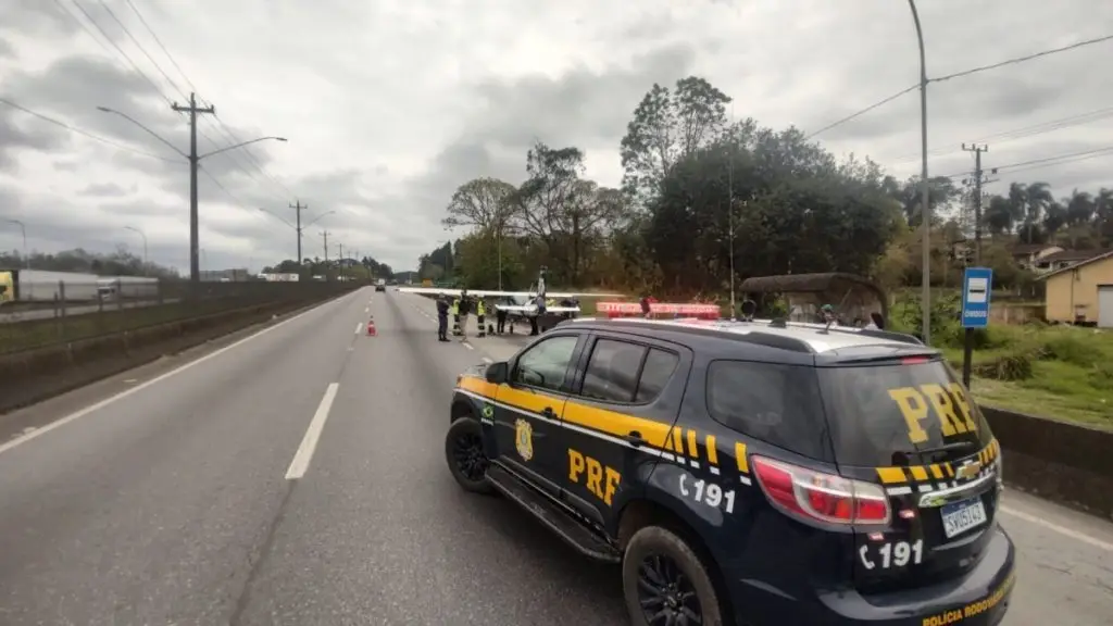 Monomotor faz pouso forçado e vira atração na estrada. Imagem: PRF