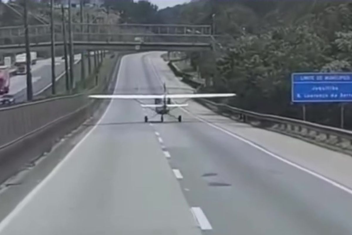 Monomotor faz pouso forçado e vira atração na estrada. Imagem: @oficialthiagogarcia/Instagram/