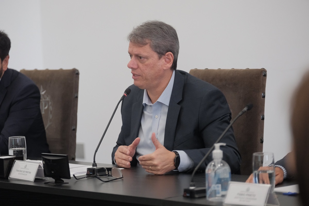 ‘Errei’, diz Tarcísio após piada sobre casos com metanol. Imagem: Arthur Pacheco /Governo do Estado de SP