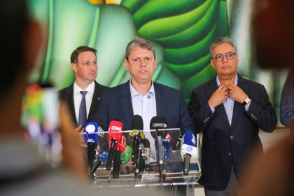 ‘Errei’, diz Tarcísio após piada sobre casos com metanol. Imagem: Arthur Pacheco /Governo do Estado de SP