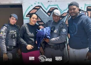 Bebê de 14 dias engasga, mas é salvo por policiais em dia de heroísmo. Imagem: Divulgação PM Bebê de 14 dias engasga, mas é salvo por policiais em dia de heroísmo. Imagem: Divulgação PM
