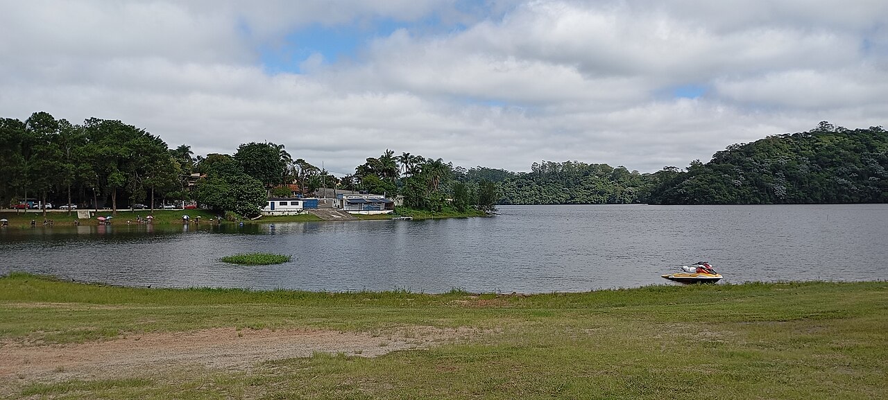 Aos 11 anos, menino se afoga na represa Billings, em São Paulo. Imagem: Wikimedia Commons