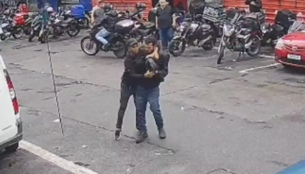 Vítima de assalto leva tiro na cabeça na 25 de Março e fica em estado grave. Imagem: Câmara de Segurança