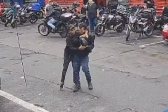 Vítima de assalto leva tiro na cabeça na 25 de Março e fica em estado grave. Imagem: Câmara de Segurança