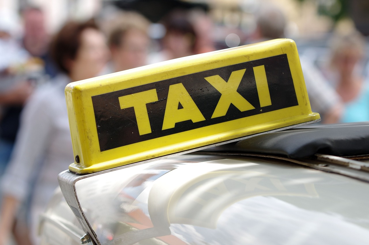 Falso taxista é preso após dar golpe de R$ 20 mil em passageiro. Imagem: Pixabay Falso taxista é preso após dar golpe de R$ 20 mil em passageiro. Imagem: Pixabay