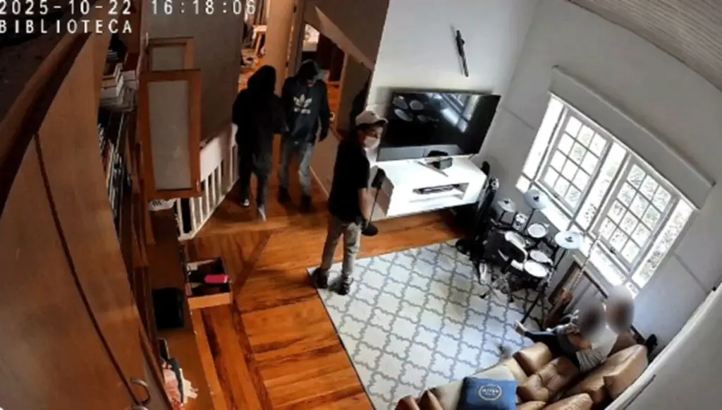 Babá com bebê vivem momentos de pânico durante assalto nos Jardins. Imagem: Câmeras de Segurança