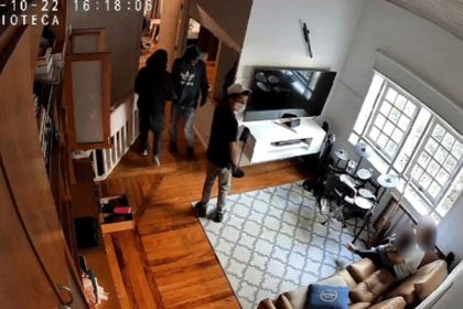 Babá com bebê vivem momentos de pânico durante assalto nos Jardins. Imagem: Câmeras de Segurança