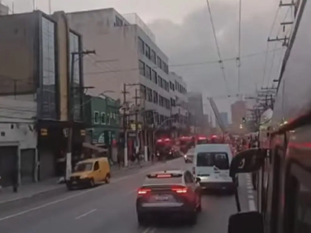 Incêndio em loja no Brás assusta e gera caos no trânsito em SP. Imagem: Reprodução TV Globo