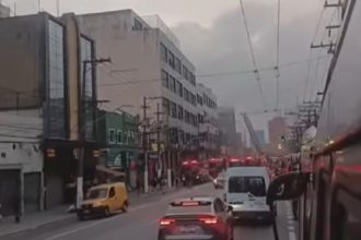 Incêndio em loja no Brás assusta e gera caos no trânsito em SP. Imagem: Reprodução TV Globo