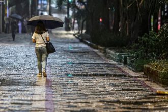 Chuva deixa trânsito lento e 70 mil sem luz na Grande São Paulo. Imagem: Paulo Pinto/Agência Brasil