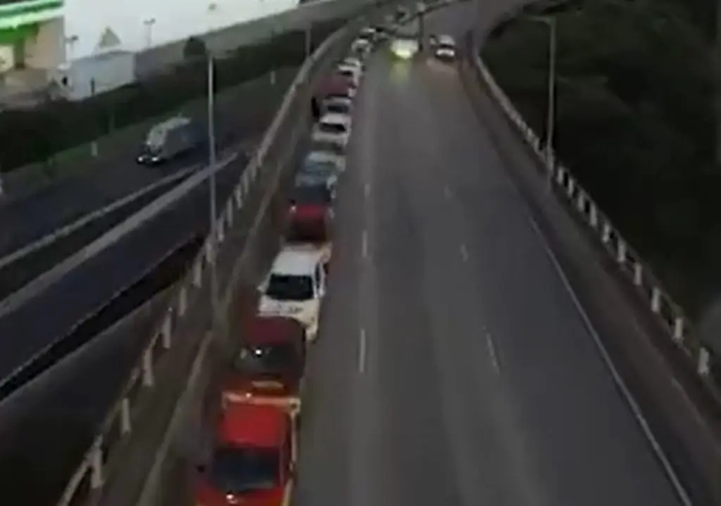 Autoescolas param mais de 200 carros na Ponte Estaiada e protestam contra nova lei. Imagem: Reprodução Globo