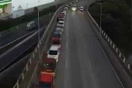 Autoescolas param mais de 200 carros na Ponte Estaiada e protestam contra nova lei. Imagem: Reprodução Globo