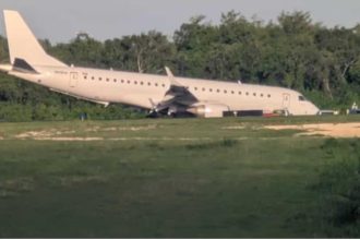VÍDEO: Avião da Embraer faz pouso forçado após pane em trem de pouso. Imagem: Redes sociais