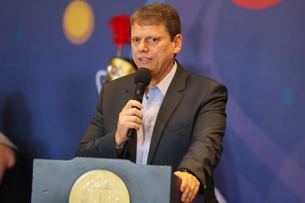 Tarcísio defende Bolsonaro e critica prisão; 'seguimos firmes ao seu lado', disse. Imagem: Governo de SP