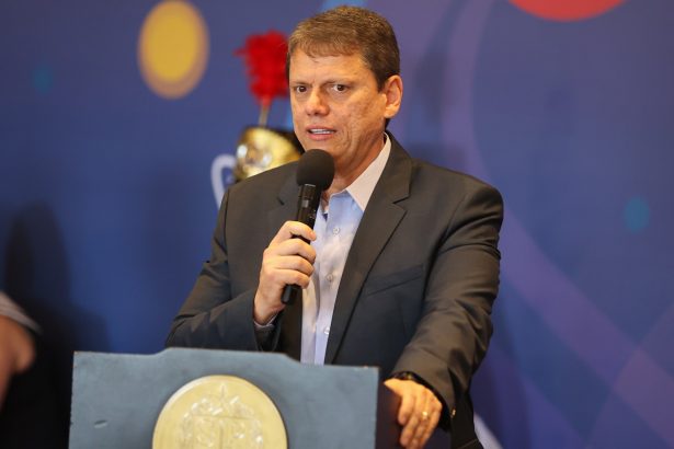 Tarcísio defende Bolsonaro e critica prisão; 'seguimos firmes ao seu lado', disse. Imagem: Governo de SP