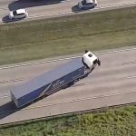 Caos no rodoanel: caminhão atravessado na pista com suspeita de bomba. Imagem: Reprodução TV Globo - diariosp.com.br Caos no rodoanel: caminhão atravessado na pista com suspeita de bomba. Imagem: Reprodução TV Globo