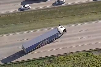 Caos no rodoanel: caminhão atravessado na pista com suspeita de bomba. Imagem: Reprodução TV Globo