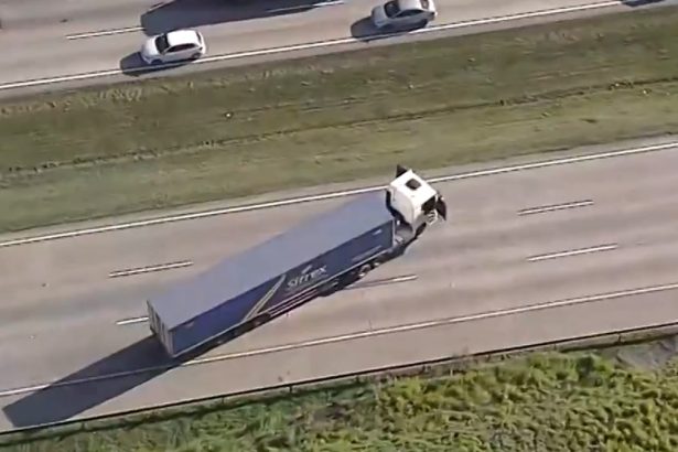Caos no rodoanel: caminhão atravessado na pista com suspeita de bomba. Imagem: Reprodução TV Globo