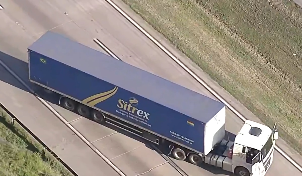 Caos no rodoanel: caminhão atravessado na pista com suspeita de bomba. Imagem: Reprodução TV Globo Caos no rodoanel: caminhão atravessado na pista com suspeita de bomba. Imagem: Reprodução TV Globo