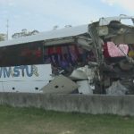 Ônibus atinge caminhão no acostamento e 46 ficam feridos em SP. Imagem: Reprodução TV Globo