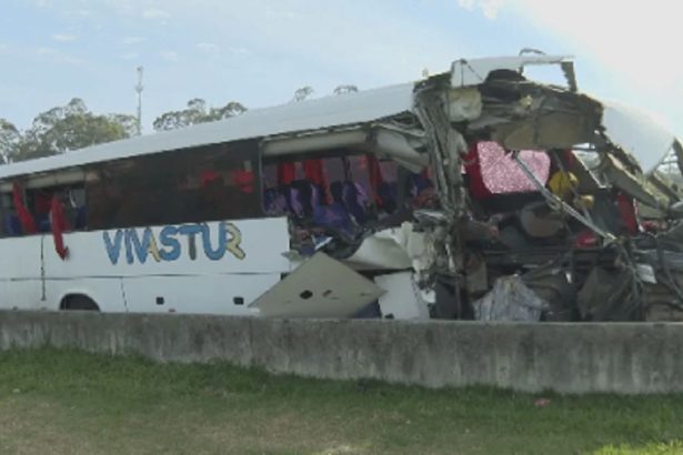 Ônibus atinge caminhão no acostamento e 46 ficam feridos em SP. Imagem: Reprodução TV Globo