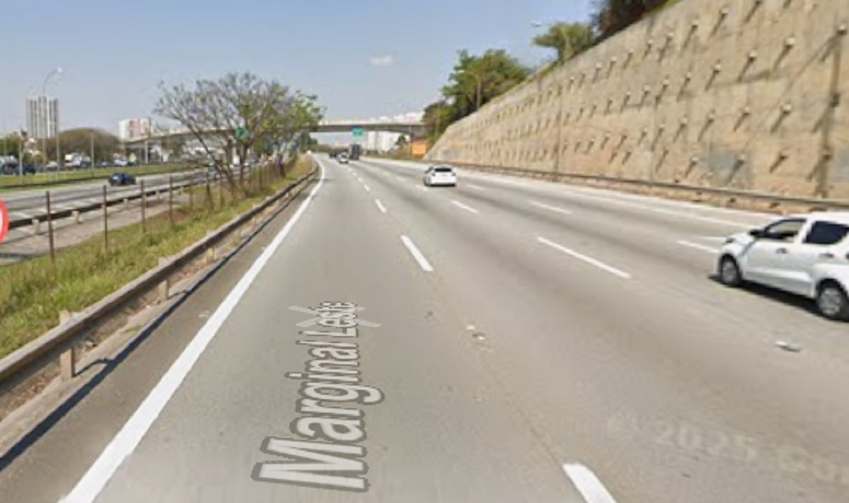 Ônibus atinge caminhão no acostamento e 46 ficam feridos em SP. Imagem: Reprodução Street View