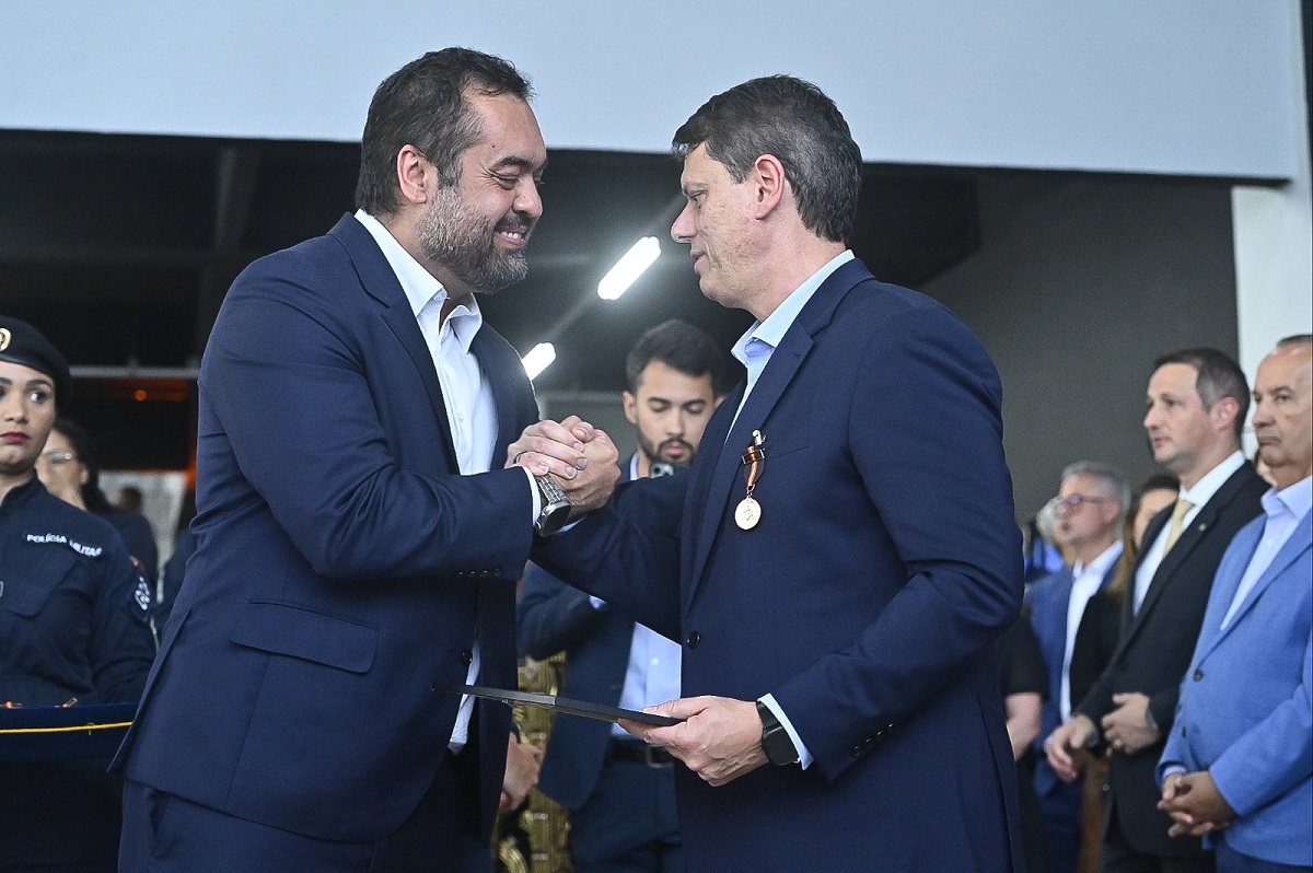‘Respeito e honra’, diz Tarcísio após receber medalha do Bope. Imagem: Bruno de Lima/ Governo de São Paulo