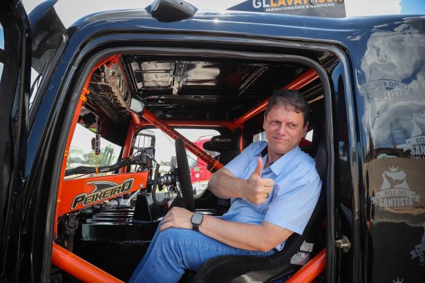 Tarcísio de Freitas 'cutuca' Fernanda Torres e comercial da Havaianas. Imagem: Pablo Jacob/Governo do Estado de SP