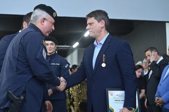 ‘Respeito e honra’, diz Tarcísio após receber medalha do Bope. Imagem: Bruno de Lima/ Governo de São Paulo