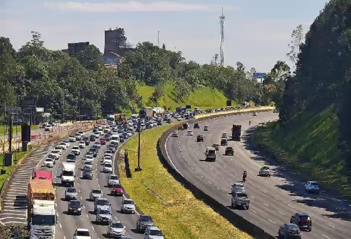 Trânsito caótico exige paciência na descida ao litoral de SP. Imagem: Ecovias Trânsito caótico exige paciência na descida ao litoral de SP. Imagem: Ecovias