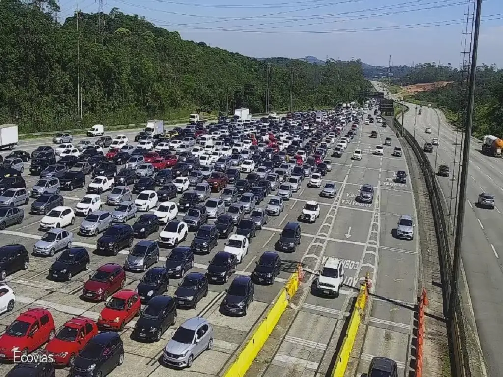 Trânsito caótico exige paciência na descida ao litoral de SP. Imagem: Ecovias
