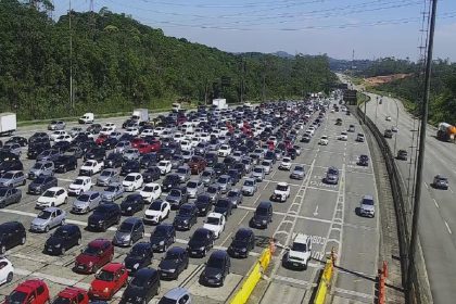 Trânsito caótico exige paciência na descida ao litoral de SP. Imagem: Ecovias