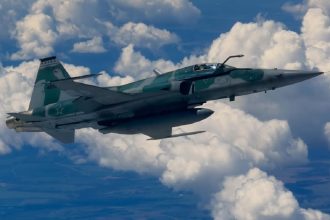 Avião é interceptado por caça da FAB e viraliza na web. Imagem: Instagram Stéphanie Itala Rizk