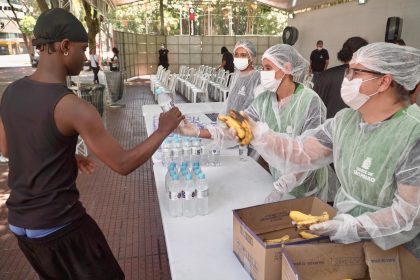 Calor extremo em SP faz prefeitura reativar tendas de atendimento. Imagem: Sergio Barzaghi/SECOM