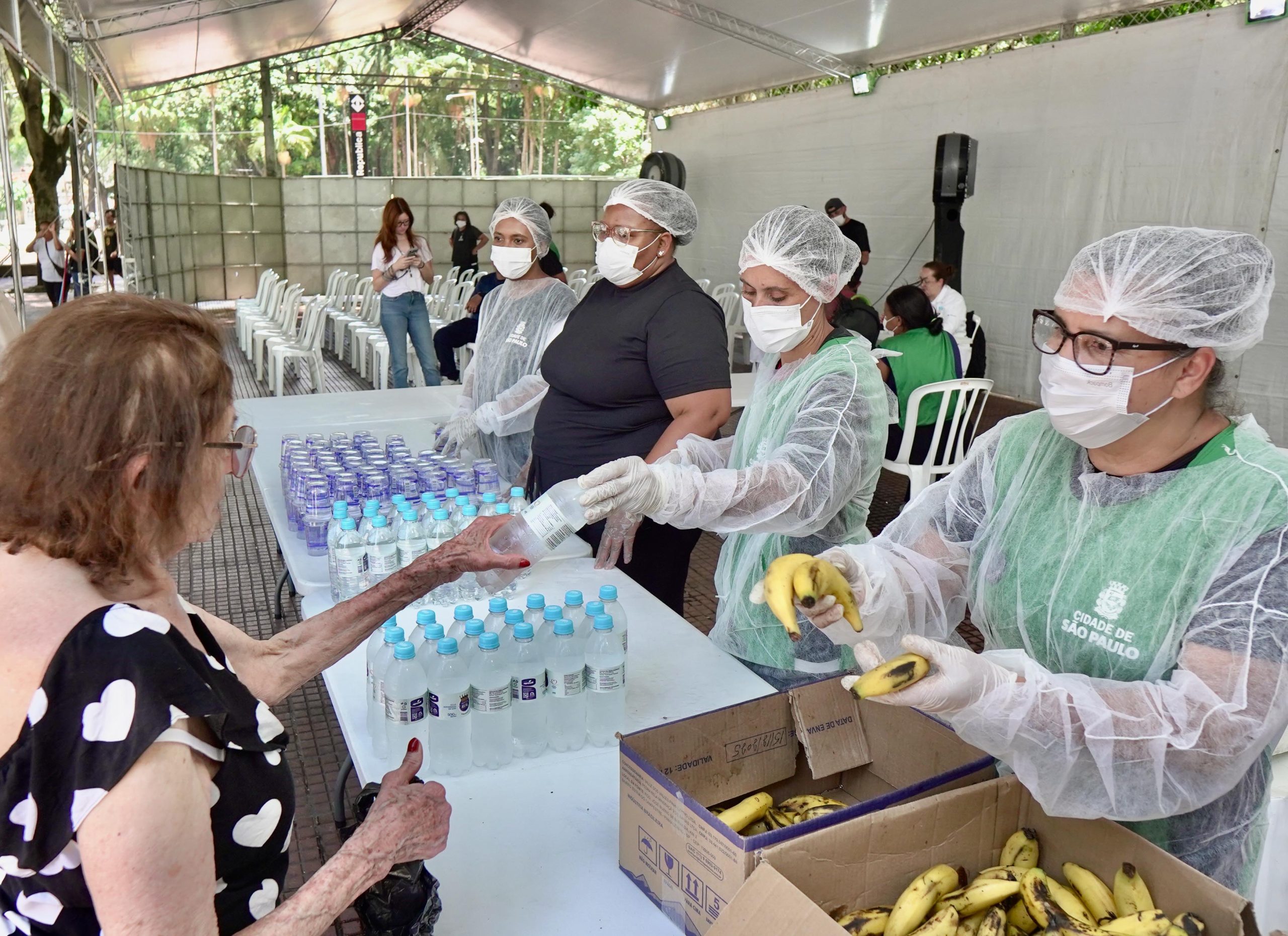 Calor extremo em SP faz prefeitura reativar tendas de atendimento. Imagem: Sergio Barzaghi/SECOM Calor extremo em SP faz prefeitura reativar tendas de atendimento. Imagem: Sergio Barzaghi/SECOM