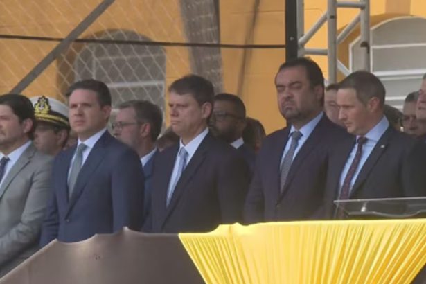 Rota presta homenagem a governador do Rio durante solenidade. Imagem: Reprodução Globo