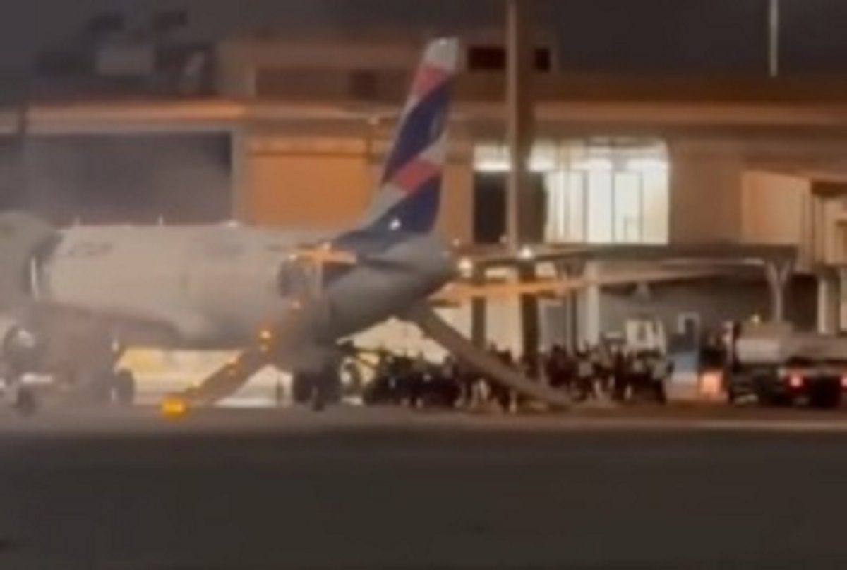 Avião é evacuado em Guarulhos após fogo na esteira de bagagem. Imagem: Reprodução Avião é evacuado em Guarulhos após fogo na esteira de bagagem. Imagem: Reprodução