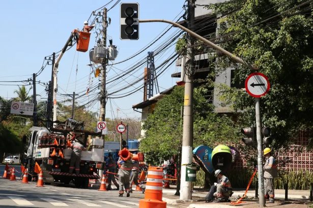 Enel promete restabelecer 100% de energia até noite de domingo. Imagem: Rovena Rosa/Ag. Brasil