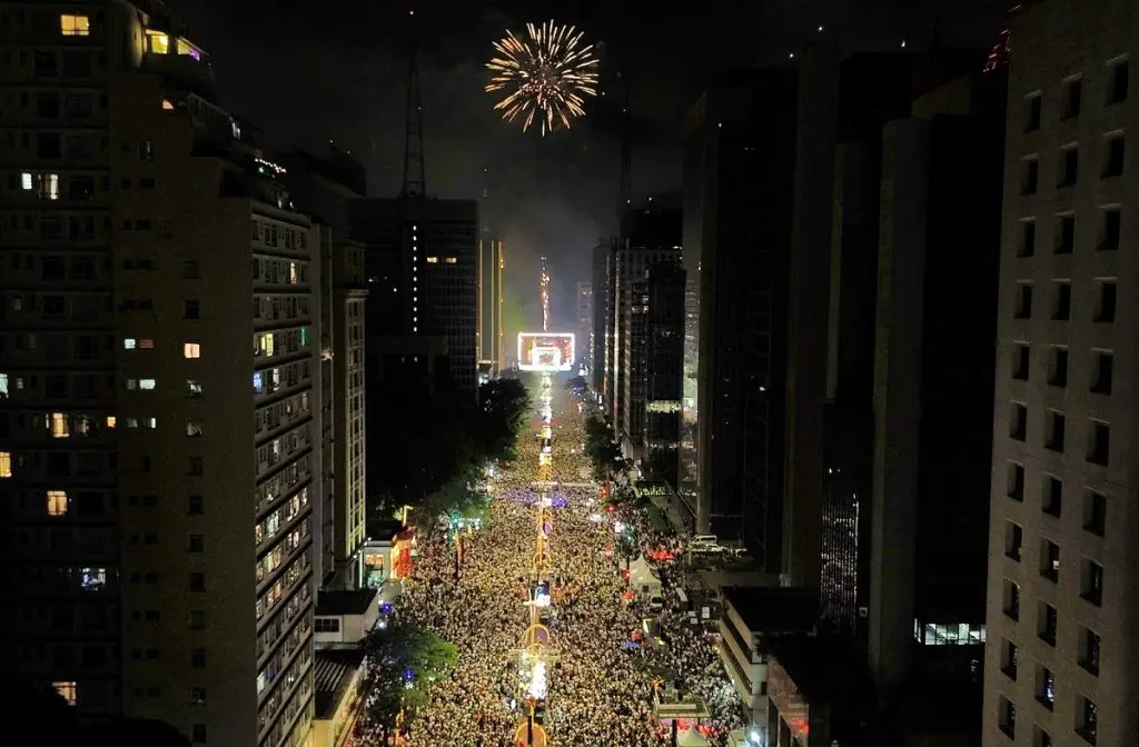 Ano Novo na Paulista reúne 2 milhões de pessoas com fogos silenciosos. Imagem: Kim Schiavo/SECOM