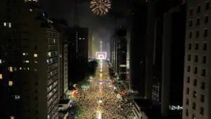 Ano Novo na Paulista reúne 2 milhões de pessoas com fogos silenciosos. Imagem: Kim Schiavo/SECOM