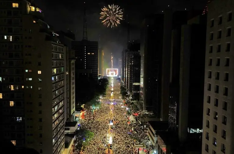 Ano Novo na Paulista reúne 2 milhões de pessoas com fogos silenciosos