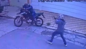 Idoso assusta ladrões com arma de choque em SP. Imagem: Reprodução