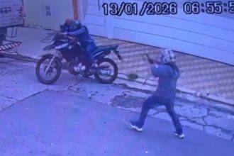 Idoso assusta ladrões com arma de choque em SP. Imagem: Reprodução