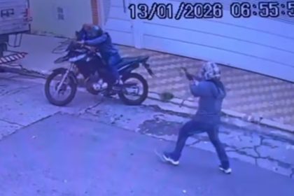 Idoso assusta ladrões com arma de choque em SP. Imagem: Reprodução