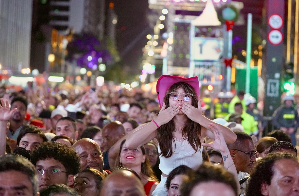 Ano Novo na Paulista reúne 2 milhões de pessoas com fogos silenciosos. Imagem: Sergio Barzaghi SECOM
