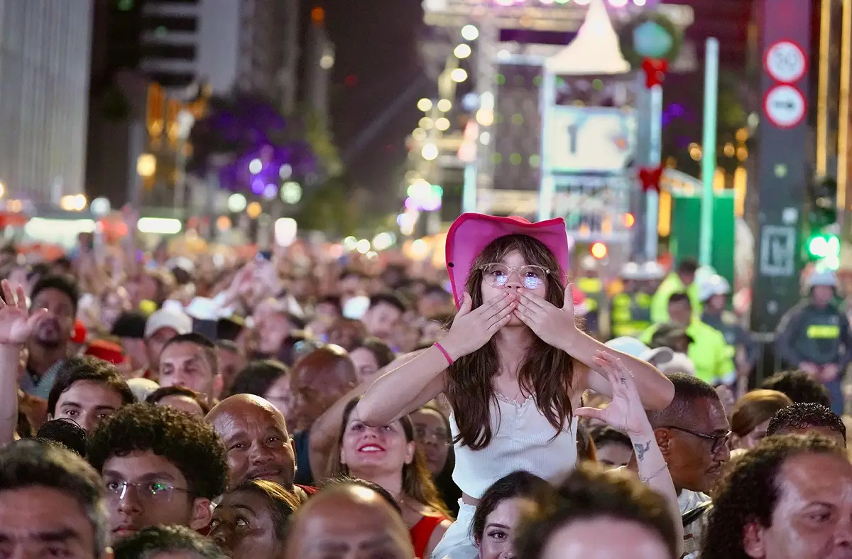 Ano Novo na Paulista reúne 2 milhões de pessoas com fogos silenciosos. Imagem: Sergio Barzaghi SECOM Ano Novo na Paulista reúne 2 milhões de pessoas com fogos silenciosos. Imagem: Sergio Barzaghi SECOM