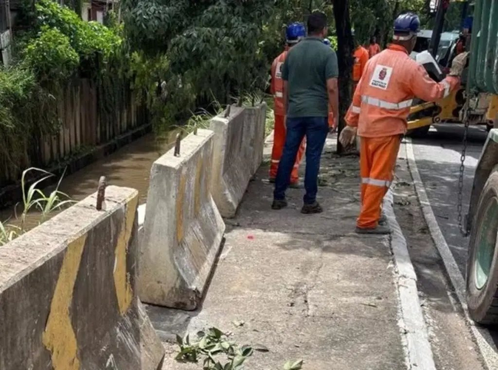Após correnteza levar idosos, prefeitura coloca blocos de concreto na zona sul. Imagem: Subprefeitura Campo Limpo