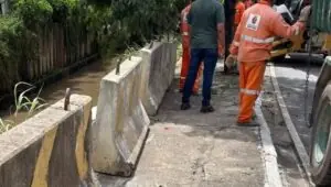 Após correnteza levar idosos, prefeitura coloca blocos de concreto na zona sul. Imagem: Subprefeitura Campo Limpo