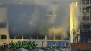 Incêndio na Zona Leste mata homem de 35 anos e bebê de 2 meses. Imagem: Reprodução