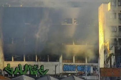 Incêndio na Zona Leste mata homem de 35 anos e bebê de 2 meses. Imagem: Reprodução